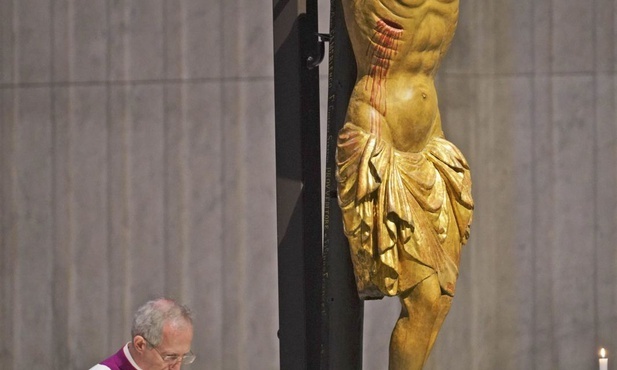Franciszek pod krzyżem podczas Liturgii Męki Pańskiej