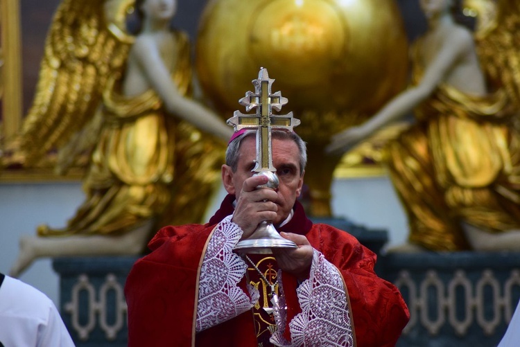 Wielki Piątek przy relikwiach Drzewa Krzyża Świętego