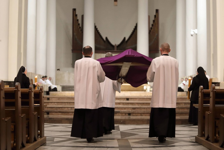 Liturgia Męki Pańskiej w katowickiej katedrze.
