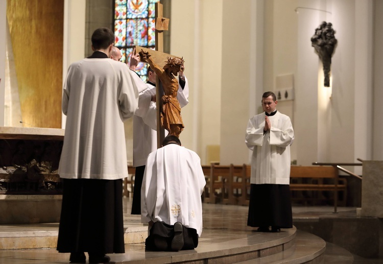 Liturgia Męki Pańskiej w katowickiej katedrze.