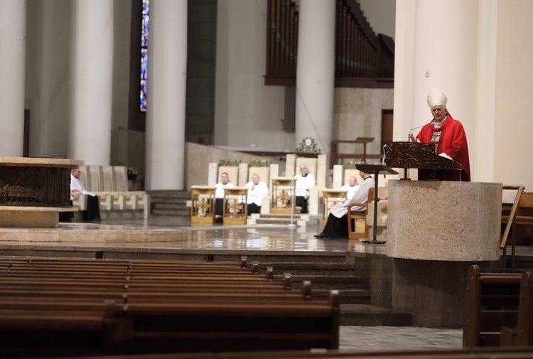 Liturgia Męki Pańskiej w katowickiej katedrze.