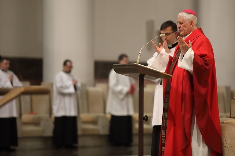 Liturgia Męki Pańskiej w katowickiej katedrze.