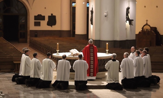 Bp Szkudło w Wielki Piątek: Chwałę krzyża można tylko na krzyżu głosić