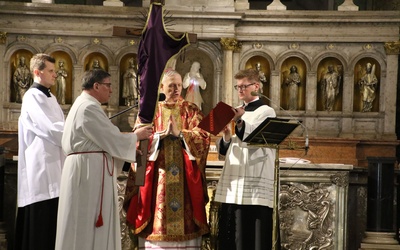 Modlitwa biskupa pod krzyżem