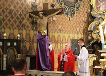 Odsłonięcie krzyża do adoracji podczas liturgii Wielkiego Piątku w konkatedrze żywieckiej.