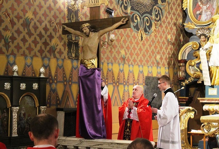 Odsłonięcie krzyża do adoracji podczas liturgii Wielkiego Piątku w konkatedrze żywieckiej.