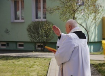 Kapłani samotnie, chodząc lub jeżdżąc po ulicach parafii, błogosławią pokarmy.