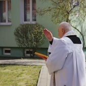 Kapłani samotnie, chodząc lub jeżdżąc po ulicach parafii, błogosławią pokarmy.