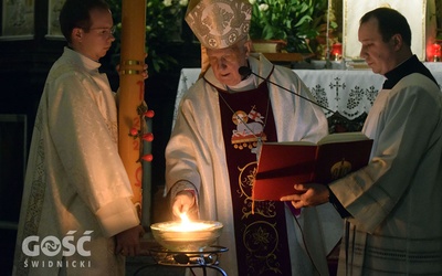 Biskup odpalił paschał, symbol zmartwychwstałego Jezusa Chrystusa.