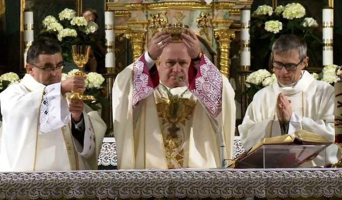 Bp Piotr Greger przewodniczył liturgii Wigilii Paschalnej w żywieckiej konkatedrze Narodzenia NMP.