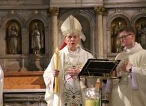 Z płonącymi świecami uczestnicy liturgii odnowili przyrzeczenia chrzcielne.