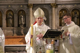 Z płonącymi świecami uczestnicy liturgii odnowili przyrzeczenia chrzcielne.