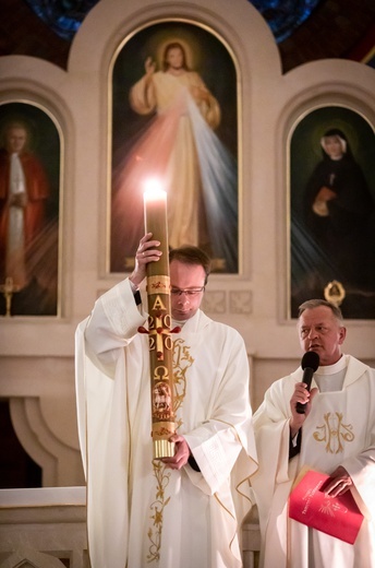 Tychy. Wigilia Paschalna w pustym kościele