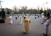 Przed rozpoczęciem Eucharystii bp Henryk Tomasik przed głównym wejściem do katedry udzielił błogosławieństwa  Najświętszym Sakramentem miastu i diecezji.