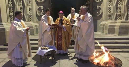 Liturgię rozpoczął obrzęd poświęcenia ognia i przygotowania oraz zapalenia paschału