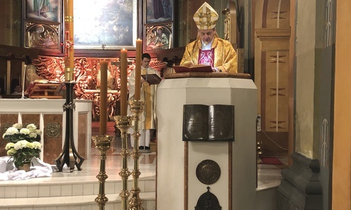 W homilii bp Roman Pindel wskazywał na znaczenie paschalnego przejścia za Jezusem