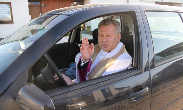 Proboszcz z Kiełczowa pobłogosławił pokarmy