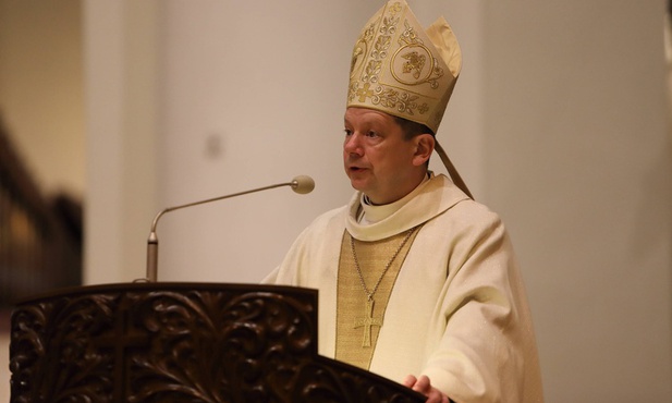 Bp Olszowski podczas Wigilii Paschalnej: Nie musimy się bać!