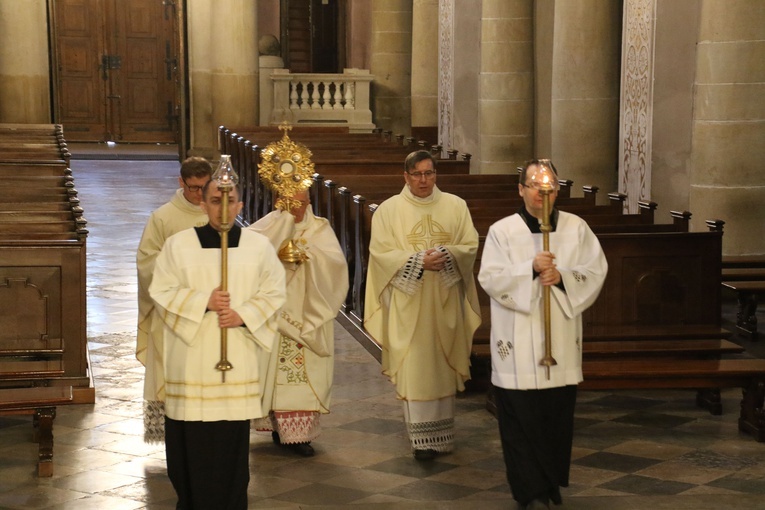 Szczególny widok pustej katedry i przejścia z Najwiętszym Sakramentem w czasie Mszy św. rezurekcyjnej.