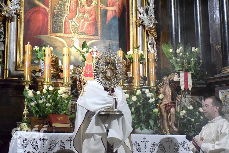 Procesja rezurekcyjna w świdnickiej katedrze