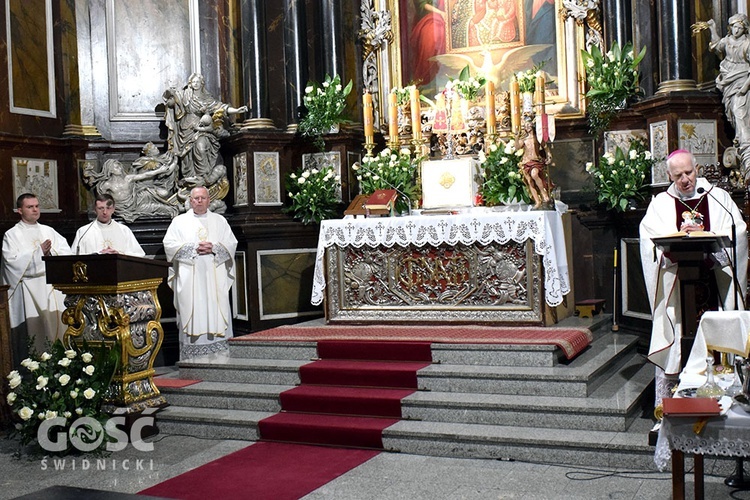 Procesja rezurekcyjna w świdnickiej katedrze