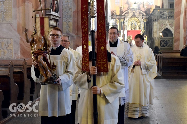 Procesja rezurekcyjna w świdnickiej katedrze