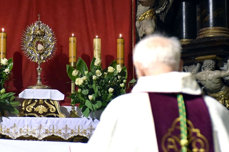 Procesja rezurekcyjna w świdnickiej katedrze