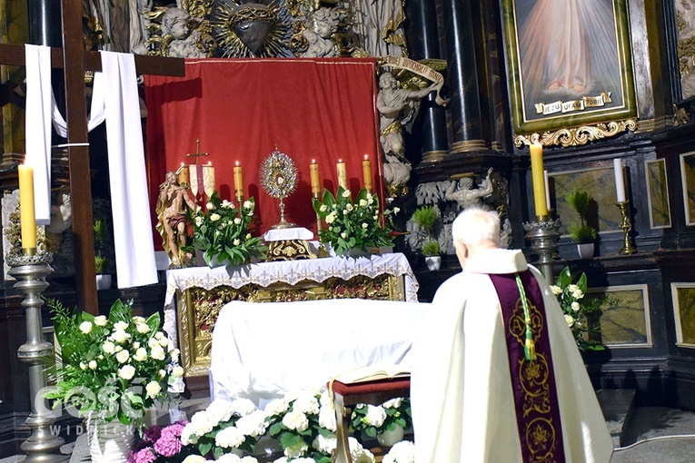 Procesja rezurekcyjna w świdnickiej katedrze
