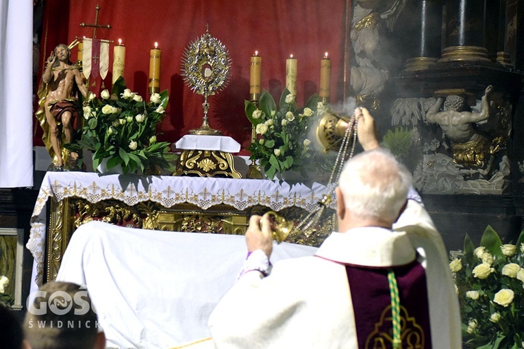 Procesja rezurekcyjna w świdnickiej katedrze