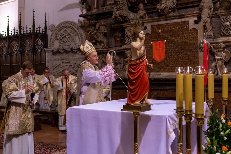 Bp Jeż błogosławi diecezjan.