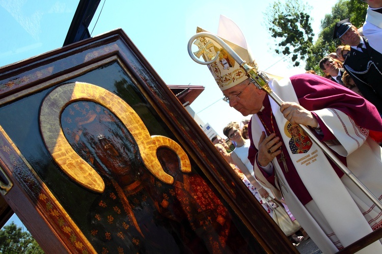 Posługa bp. Romana Marcinkowskiego w dziennikarskim obiektywie