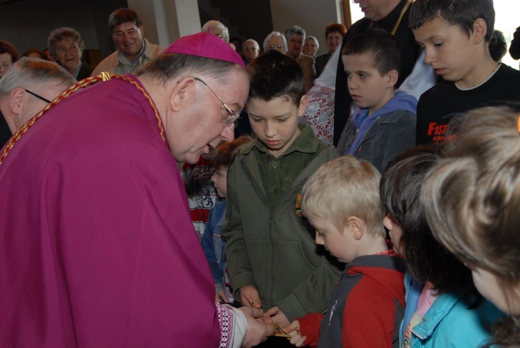 Posługa bp. Romana Marcinkowskiego w dziennikarskim obiektywie