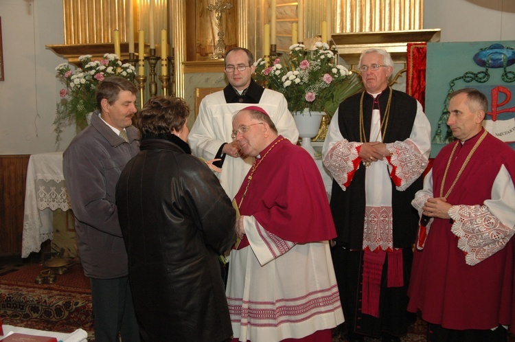 Posługa bp. Romana Marcinkowskiego w dziennikarskim obiektywie