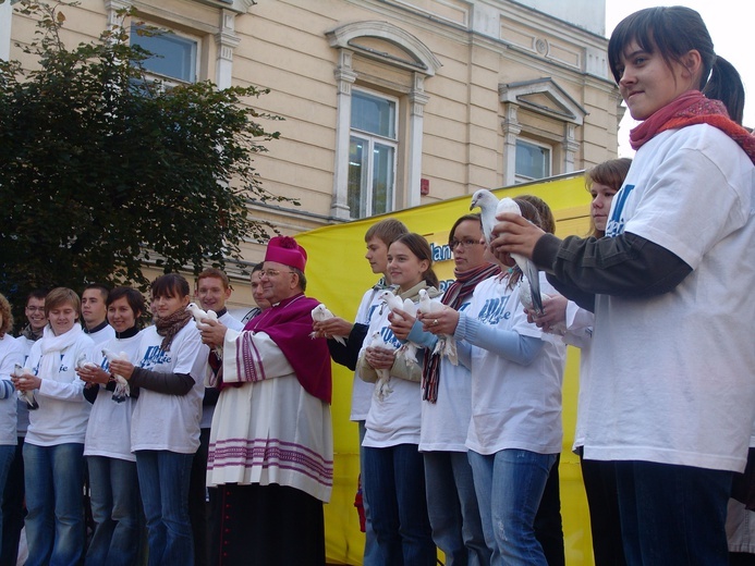 Posługa bp. Romana Marcinkowskiego w dziennikarskim obiektywie