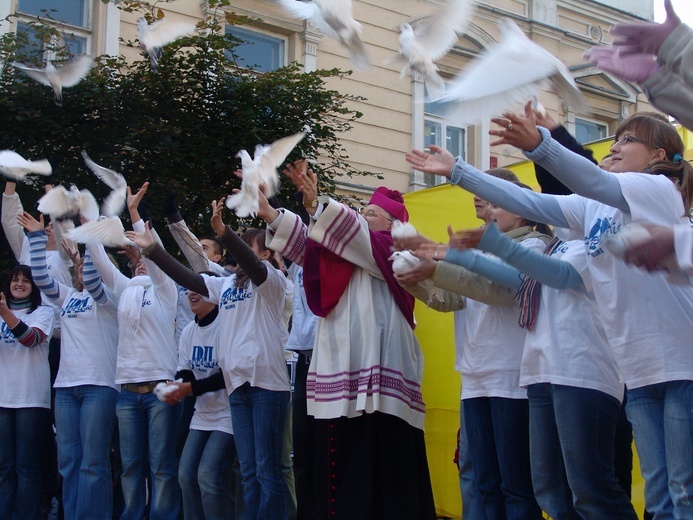 Posługa bp. Romana Marcinkowskiego w dziennikarskim obiektywie