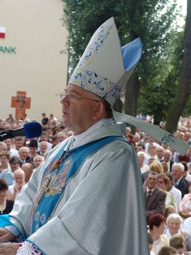 Posługa bp. Romana Marcinkowskiego w dziennikarskim obiektywie