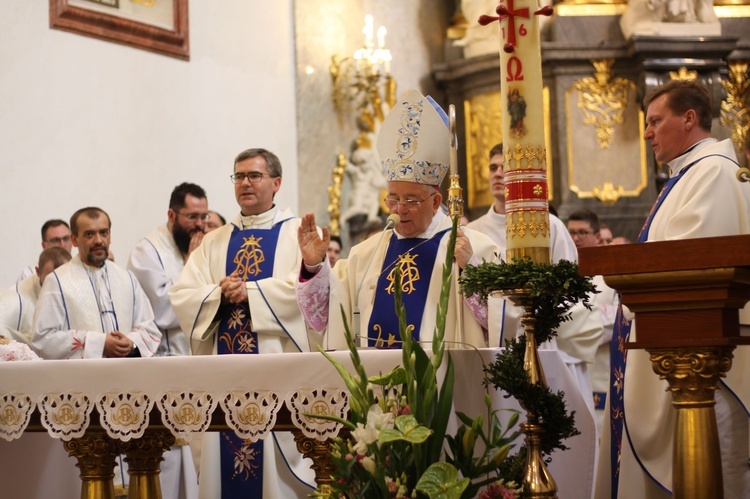 Posługa bp. Romana Marcinkowskiego w dziennikarskim obiektywie