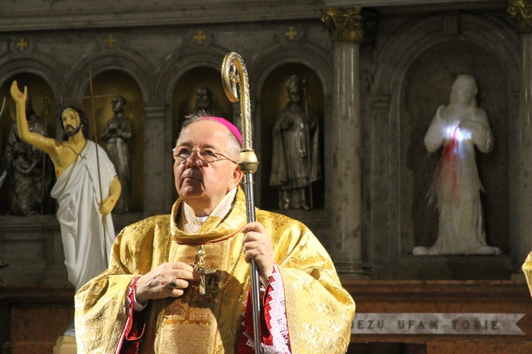 - Chrześcijaństwo to nie tylko piękne myśli, nie tylko przywdziewane niby nowe ubrania na święta. Chrześcijaństwo to piękne życie promieniujące Chrystusem - powiedział biskup Roman w czasie Rezurekcji w płockiej katedrze.