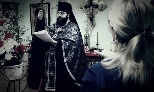 Ojciec Andrzej Zalewski, werbista, podczas sprawowania liturgii