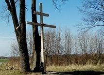 Krzyż ustawiony jest na granicy parafii.