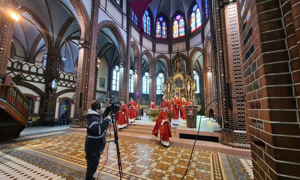 Będzie dodatkowa transmisja niedzielnej Mszy z katedry