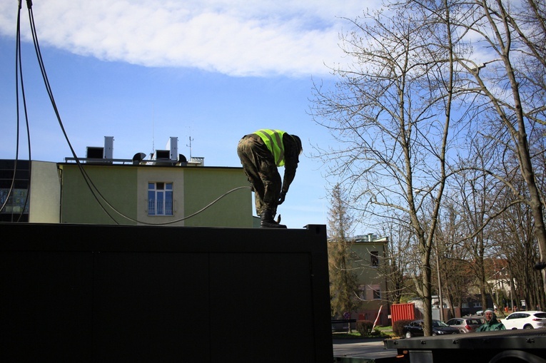 Wojskowe kontenery mieszkalne przed szpitalem zakaźnym w Koźlu