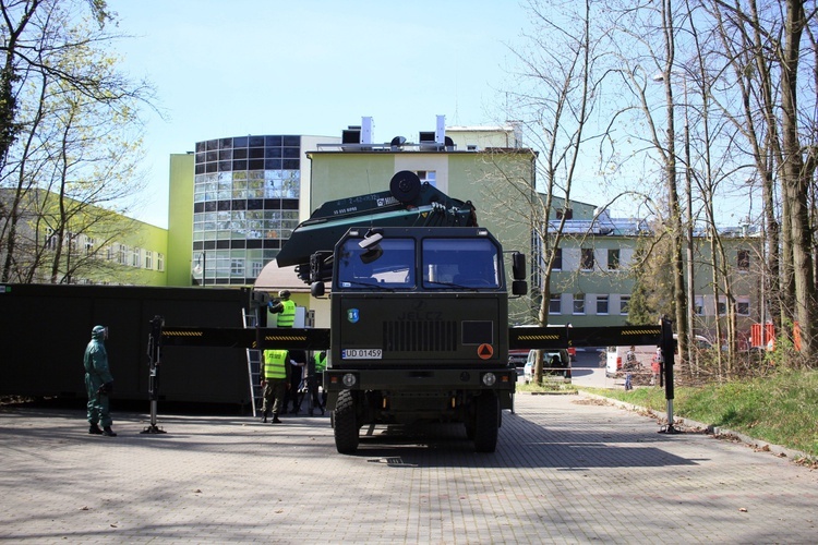 Wojskowe kontenery mieszkalne przed szpitalem zakaźnym w Koźlu