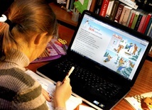 W wielu rodzinach, zwłaszcza wielodzietnych, umożliwienie dzieciom zdalnego nauczania jest problemem. Brakuje komputerów i dostępu do internetu.