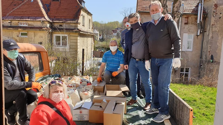 Pakowanie paczek dla potrzebujących wałbrzyszan