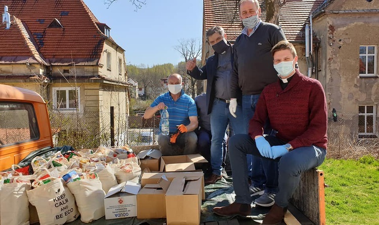 Pakowanie paczek dla potrzebujących wałbrzyszan