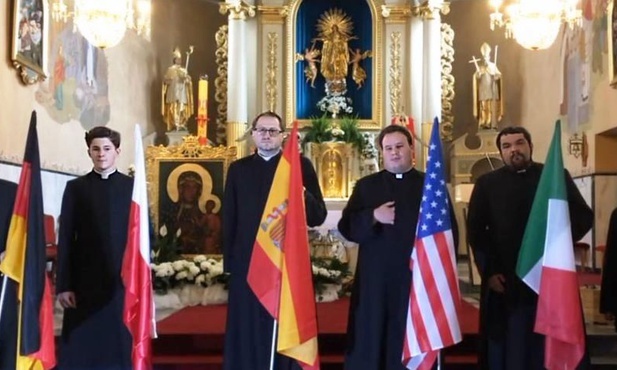 Od lewej duszpasterze z Milówki: ks. Stanisław Lubaszka, kleryk Paweł Potasiak, ks. Roman Ciemiera, ks. Marcn Stopka, ks. Wojciech Lach i ks. Józef Nędza.