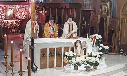 Bp Roman Pindel oraz ks. Antoni Młoczek i ks. Piotr Góra przy ołtarzu w bielskiej katedrze św. Mikołaja.