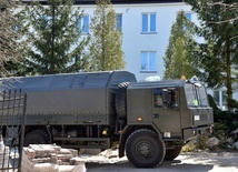 Po ewakuacji mieszkańców, DPS w Drzewicy został poddany dezynfekcji. Placówki strzeże wojsko.