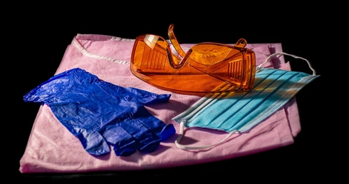 Szumowski: Przygotowujemy regulacje mające ograniczyć pracę personelu medycznego w wielu miejscach